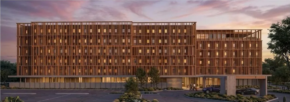 Fachada principal y zona de llegada del hotel al atardecer